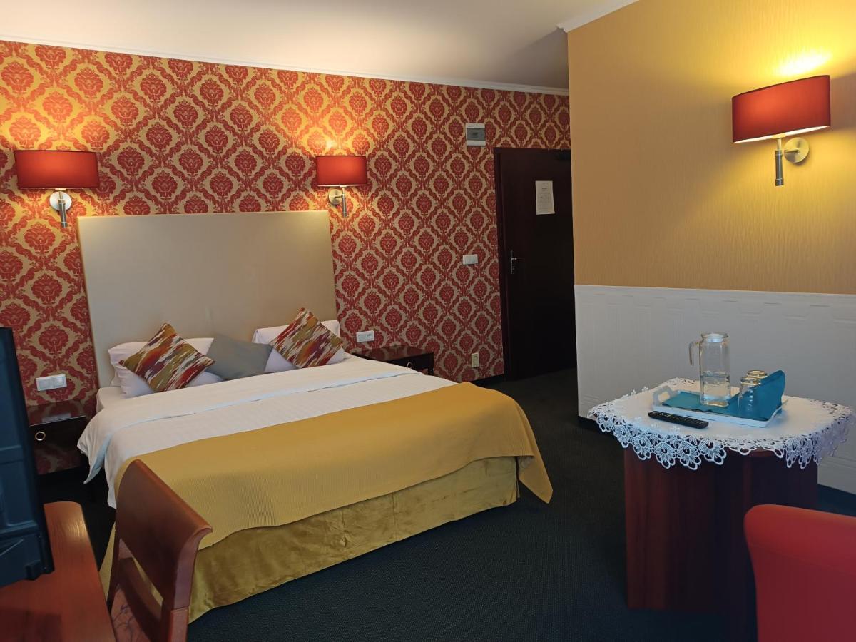 Amigo Hotel Sulejówek エクステリア 写真