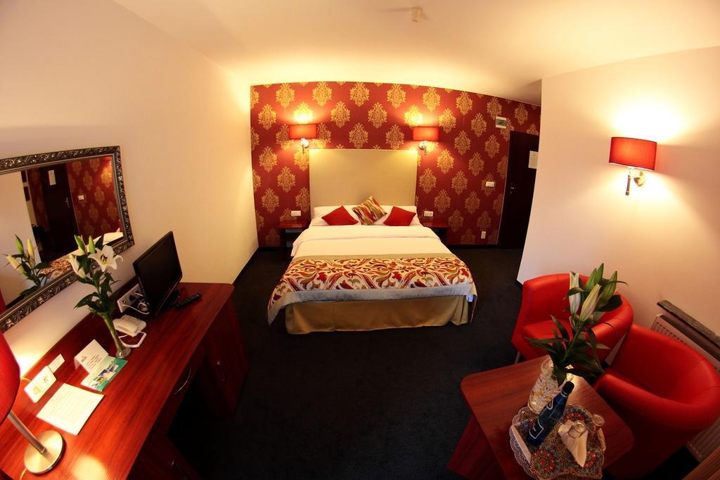Amigo Hotel Sulejówek エクステリア 写真